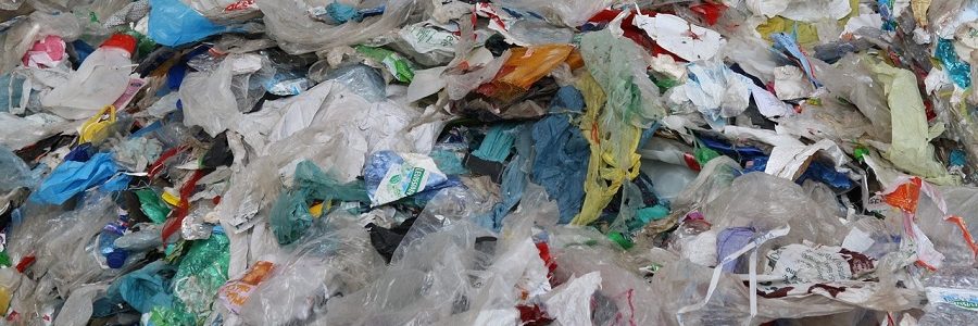 Combinan procesos químicos y biológicos para reciclar plásticos mixtos