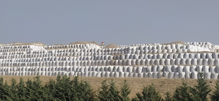 Denuncian la acumulación al aire libre de sacas con cenizas de la incineradora de Valdemingómez