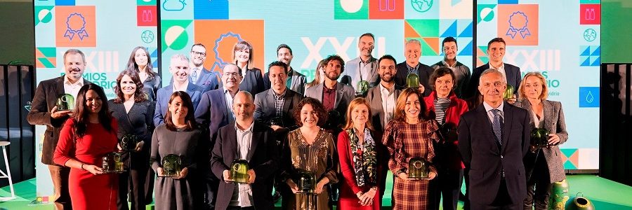 La experta en biodiversidad, Ana María Hernández Salgar, los hombres y mujeres de ‘El tiempo’ y el Ayuntamiento de Zaragoza, galardonados en los XXIII Premios Ecovidrio