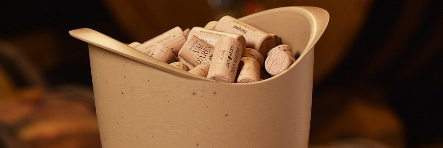 Vinventions lanza una cubitera fabricada con tapones de vino reciclados