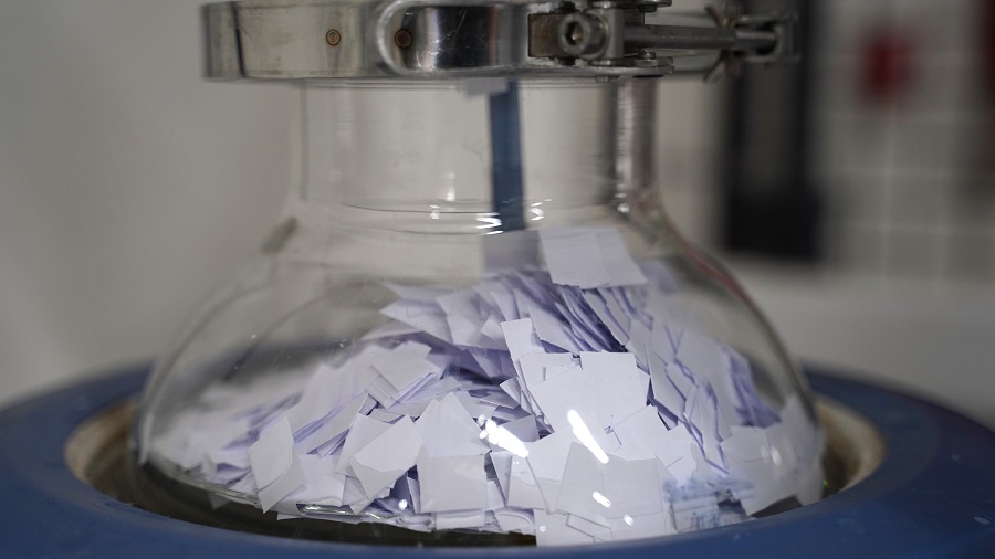Descontaminación de papel reciclado para su uso en envases