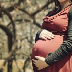 Un estudio sugiere que las mujeres embarazadas trasmiten al feto los nanoplásticos presentes en su organismo