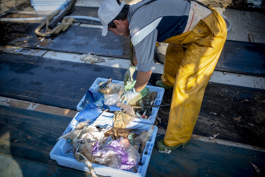 Pescadores recuperan basura marina de los fondos para su reciclaje