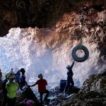Retirados 400 neumáticos de una mina abandonada en un paraje natural de Murcia