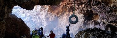 Retirados 400 neumáticos de una mina abandonada en un paraje natural de Murcia