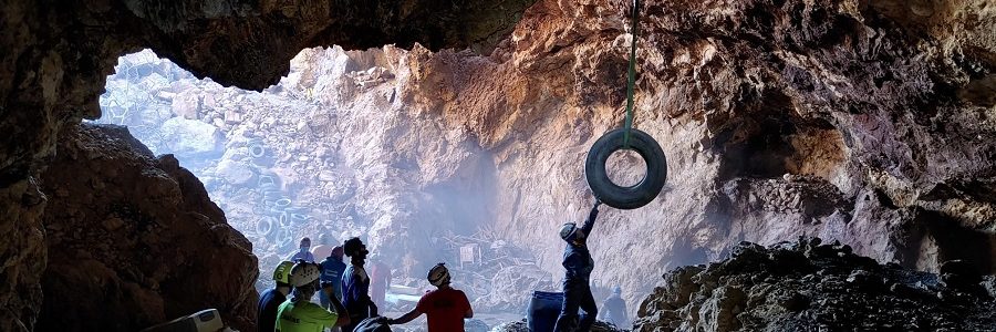 Retirados 400 neumáticos de una mina abandonada en un paraje natural de Murcia