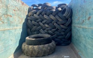 Neumáticos recogidos en la mina de Almendricos