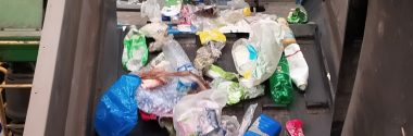La subida del petróleo da oxígeno al reciclaje de plásticos, pero no resuelve su crisis estructural