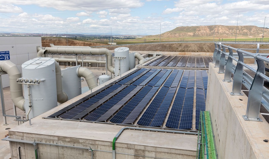 Paneles fotovoltaicos en una planta de reciclaje de FCC