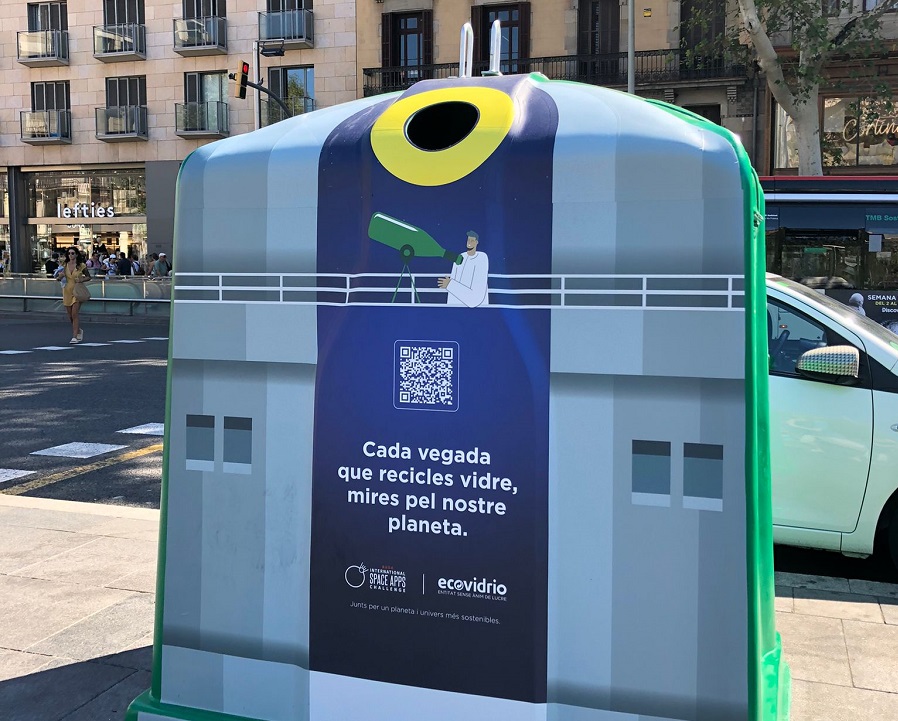 Contenedor de reciclaje de vidrio en Barcelona