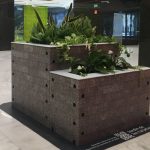 Esta jardinera esta hecha con 25.000 tarjetas bancarias recicladas