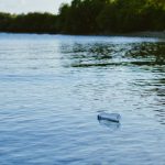 Los plásticos de los ríos pueden albergar patógenos y genes de resistencia a antibióticos