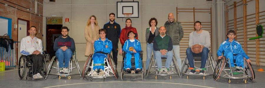 Felipe Reyes visita la escuela de baloncesto en silla de la Fundación Real Madrid y SIGNUS en Getafe