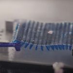 Diseñan un robot inspirado en un caracol para recoger microplásticos del agua