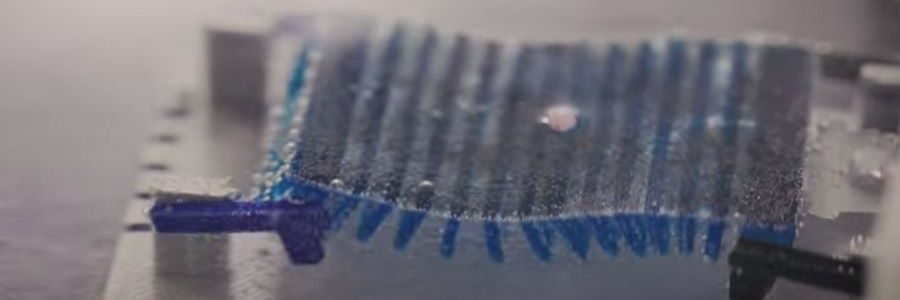 Diseñan un robot inspirado en un caracol para recoger microplásticos del agua