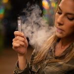 Las baterías de los cigarrillos electrónicos desechables podrían recargarse cientos de veces