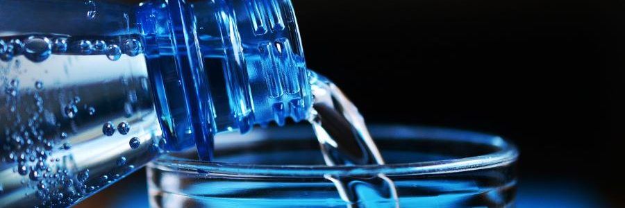 Encuentran cientos de miles de nanoplasticos en agua embotellada