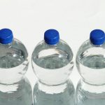 La concentración de micro y nanoplásticos en el agua embotellada es similar a la del grifo, según un estudio