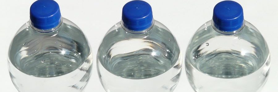 La concentración de micro y nanoplásticos en el agua embotellada es similar a la del grifo, según un estudio