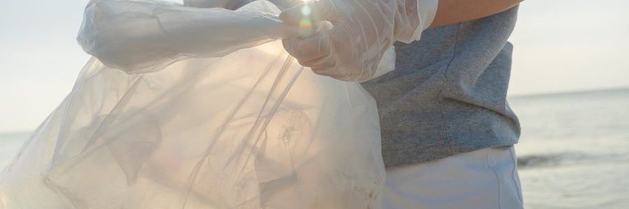 La Organización Marítima Internacional recomienda limpiar los vertidos de pellets en tierra