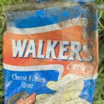 Encuentran un paquete de patatas fritas de los años 90 durante una campaña de limpieza