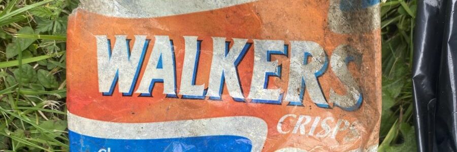 Encuentran un paquete de patatas fritas de los años 90 durante una campaña de limpieza
