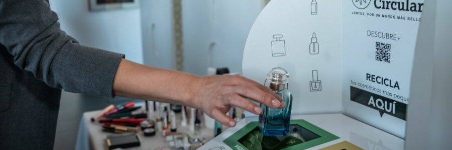 Iniciativa para el reciclaje de envases de perfumes y cosméticos de pequeño tamaño
