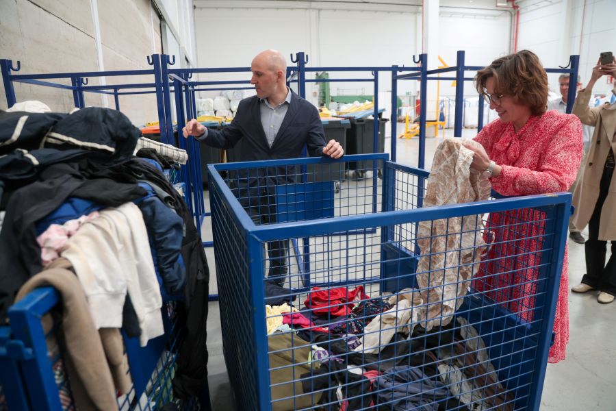 Visita de Jessika Roswall a la planta de gestión de residuos textiles de Moda-re