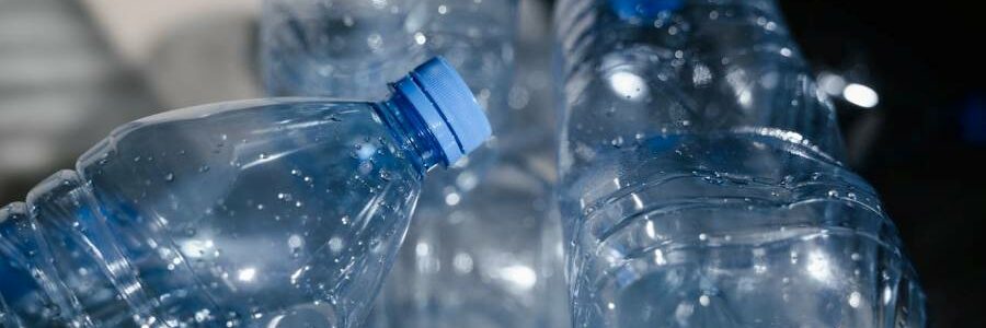 El Parlamento británico pide a su Gobierno que abogue por reducir la producción en el tratado global sobre plásticos