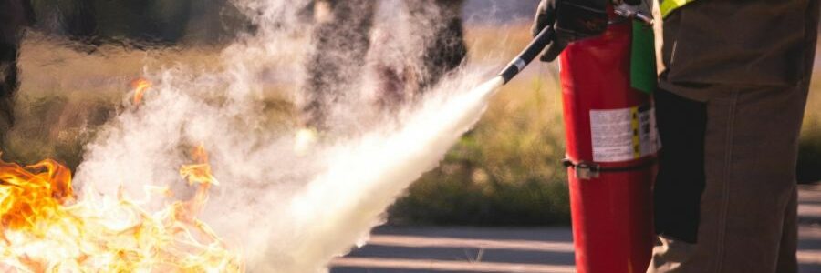 La UE restringe el uso de «sustancias químicas eternas» en las espumas contra incendios