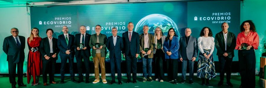 El secretario de Estado de Medio Ambiente, Hugo Morán, entrega el premio ‘Personalidad Ambiental’ de Ecovidrio al neurobiólogo Stefano Mancuso