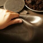 Una joven tailandesa convierte los posos de café en cuero sostenible