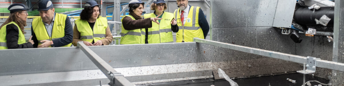 Bizkaia da un salto en reciclaje con una planta capaz de clasificar diez tipos de envases