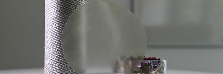 Investigan el uso de plásticos reciclados y biopolímeros para fabricar láminas de cubierta y geotextiles