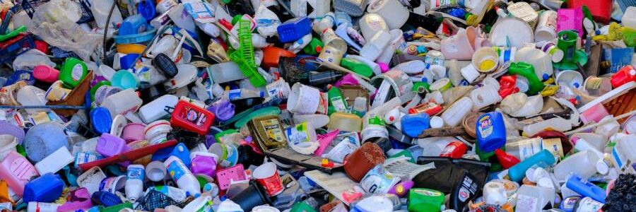 Una nueva base de datos identifica más de 16.000 sustancias químicas presentes en los plásticos y sus riesgos