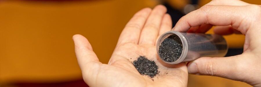 El proyecto POLYBRIS convierte residuos plásticos marinos en materiales descontaminantes