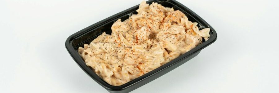 Greenpeace advierte sobre la liberación de microplásticos y sustancias químicas al calentar envases en el microondas