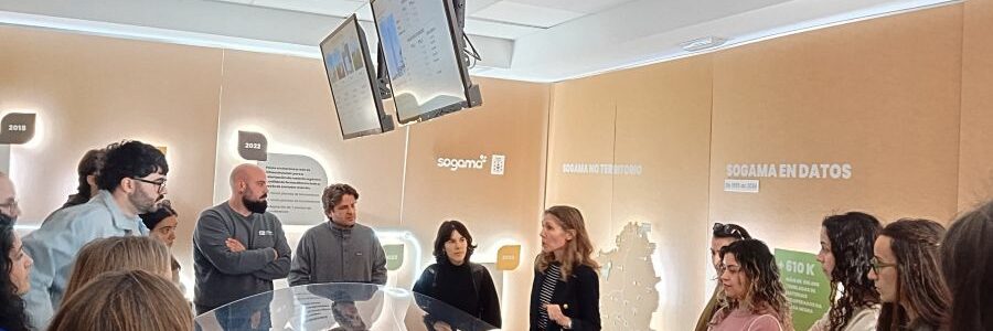Alumnado del CESIS de la Cátedra Inditex se interesa por la nueva planta de clasificación de textiles durante su visita al complejo medioambiental de Sogama