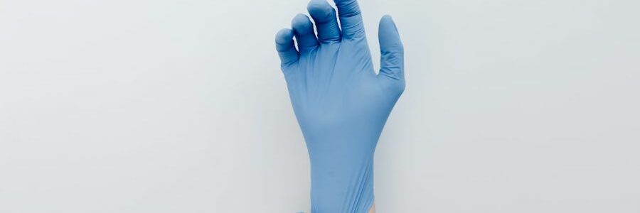 El uso de guantes de laboratorio podría estar distorsionando los datos sobre microplásticos