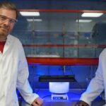 Un reactor solar convierte ácido de baterías usadas y residuos plásticos en hidrógeno limpio