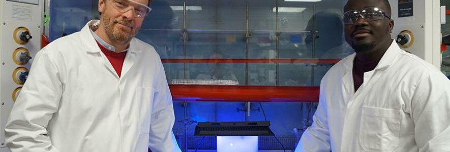 Un reactor solar convierte ácido de baterías usadas y residuos plásticos en hidrógeno limpio