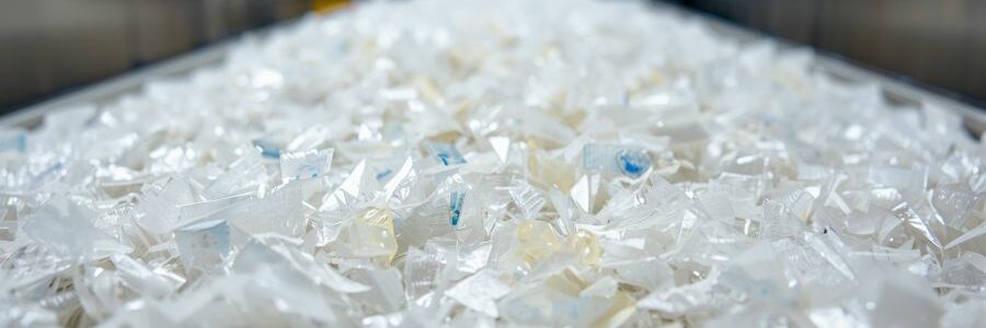 Una guía para impulsar el uso de plástico reciclado desde la contratación pública