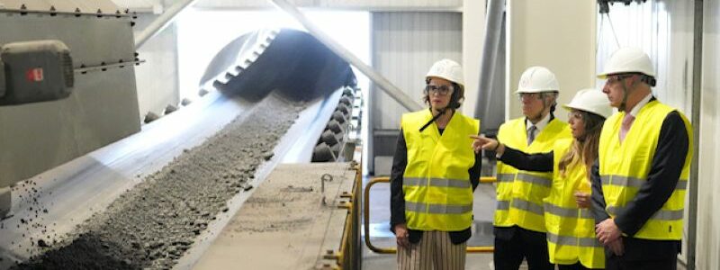 Petronor pone en marcha una planta que transforma residuos y CO₂ en materiales de construcción