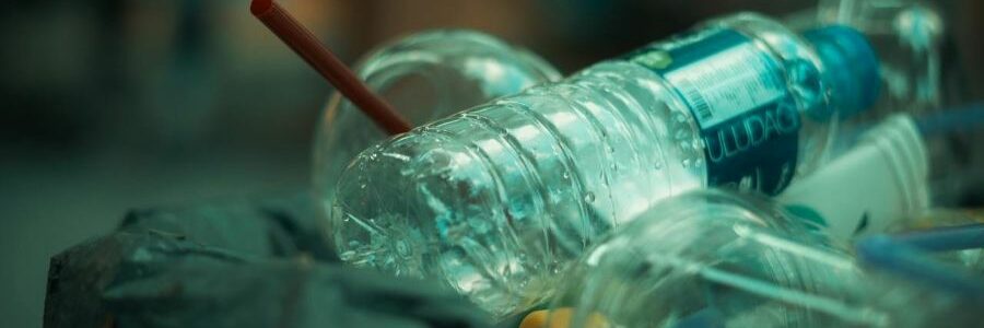 La industria catalana del plástico pide la suspensión del impuesto a los envases desechables