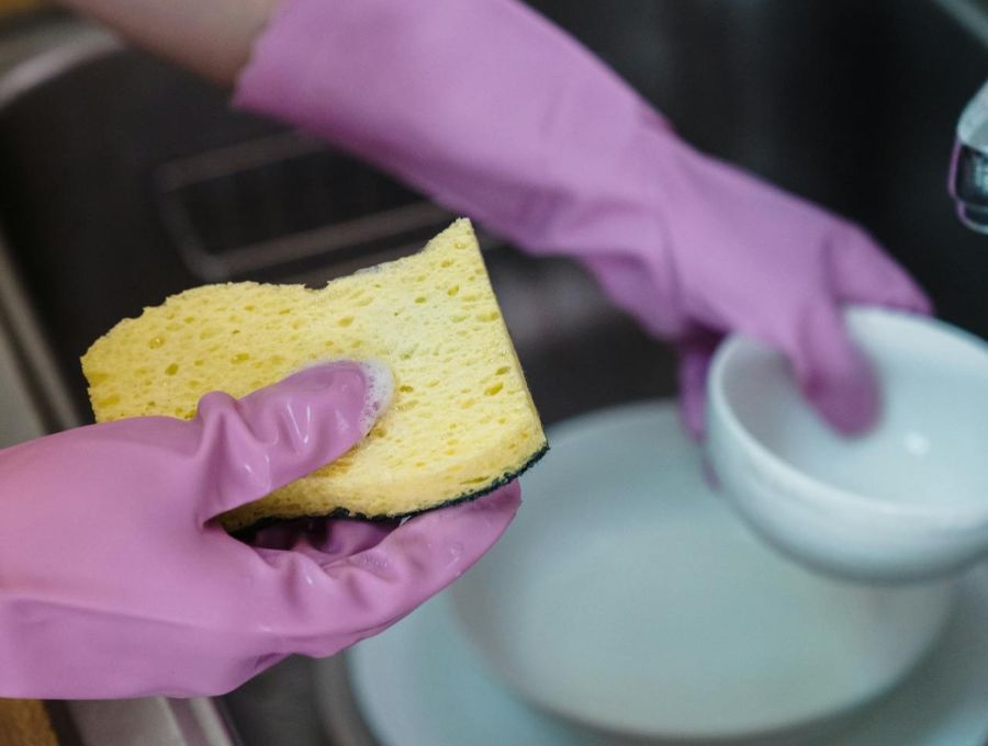 La esponja de cocina también libera microplásticos