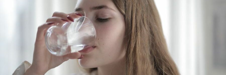 Los nanoplásticos presentes en el agua potable pueden favorecer bacterias más resistentes