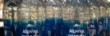 La Comisión Europea fija las reglas para contabilizar el plástico procedente del reciclaje químico en las botellas de PET