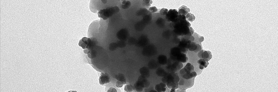 Un método captura nanoplásticos del agua y los convierte en materiales descontaminantes