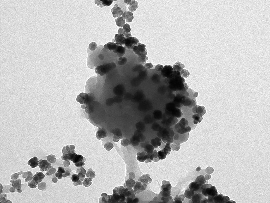 Capturan nanoplásticos del agua y los convierten en descontaminantes
