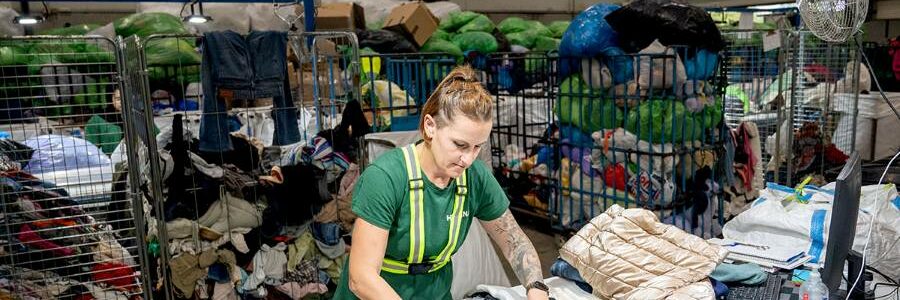 Cuatro de cada diez prendas usadas tienen las etiquetas cortadas o desgastadas